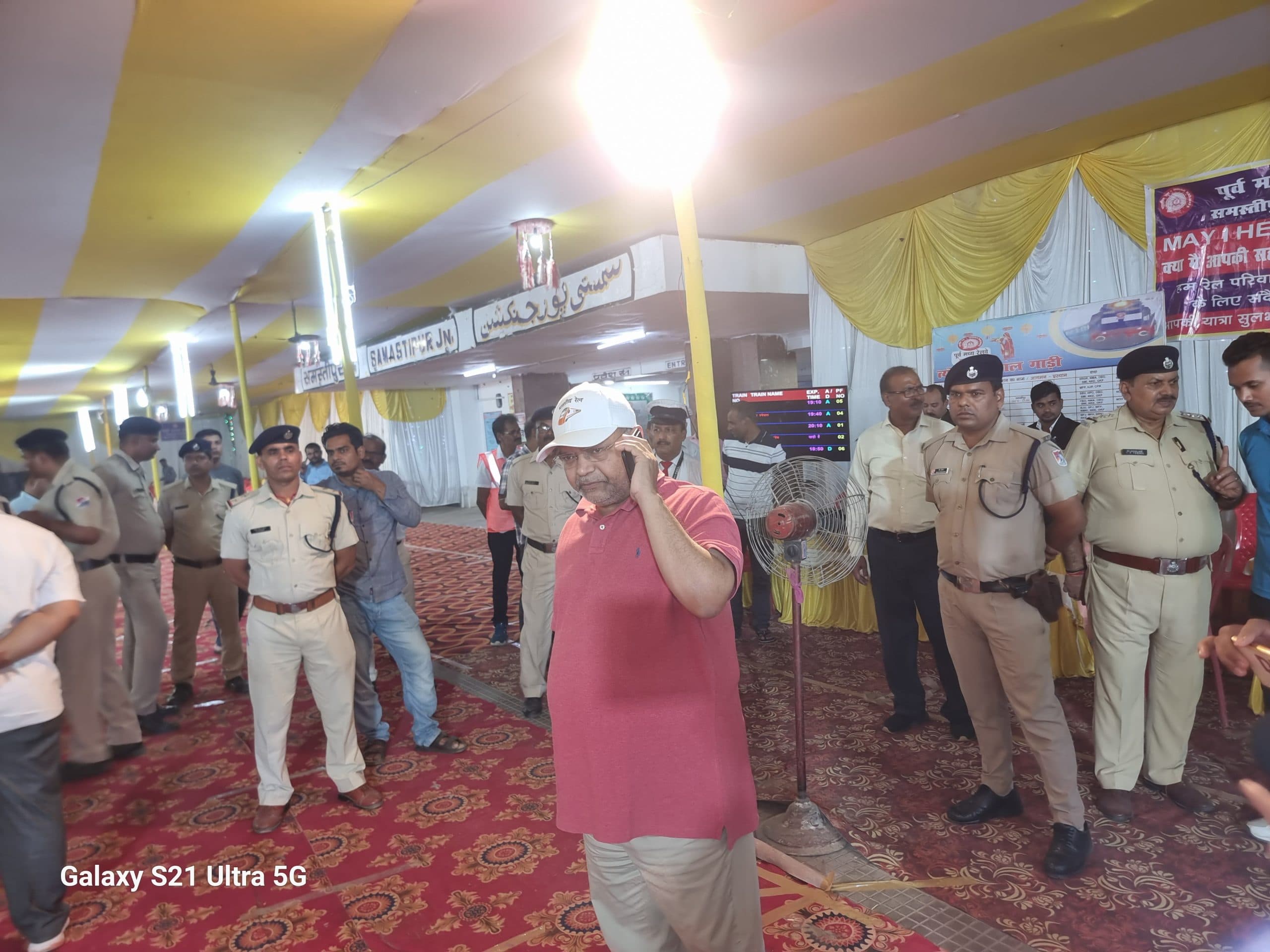 जननायक एक्सप्रेस में यात्रियों से भेंट कर डीआरएम लिया फीडबैक