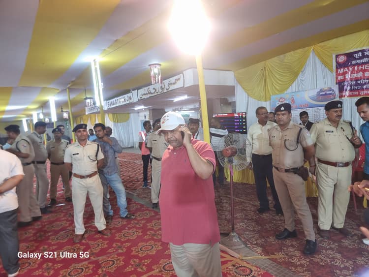 जननायक एक्सप्रेस में यात्रियों से भेंट कर डीआरएम लिया फीडबैक