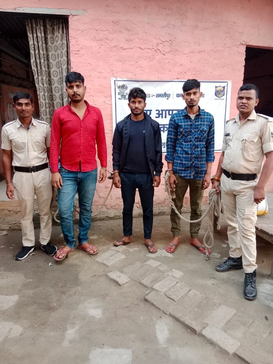 कौवा चौक के कपड़ा व्यवसायी से लूट मामले में तीन गिरफ्तार