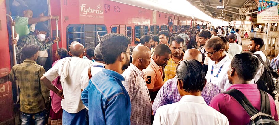 Gaya News : रेलवे हर दिन 20 हजार रुपये का झेल रहा नुकसान