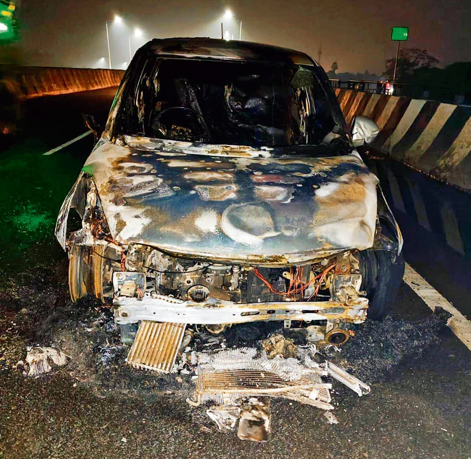 hajipur news. चलती कार में लगी आग, चालक समेत तीन सवारों ने कूदकर बचायी जान