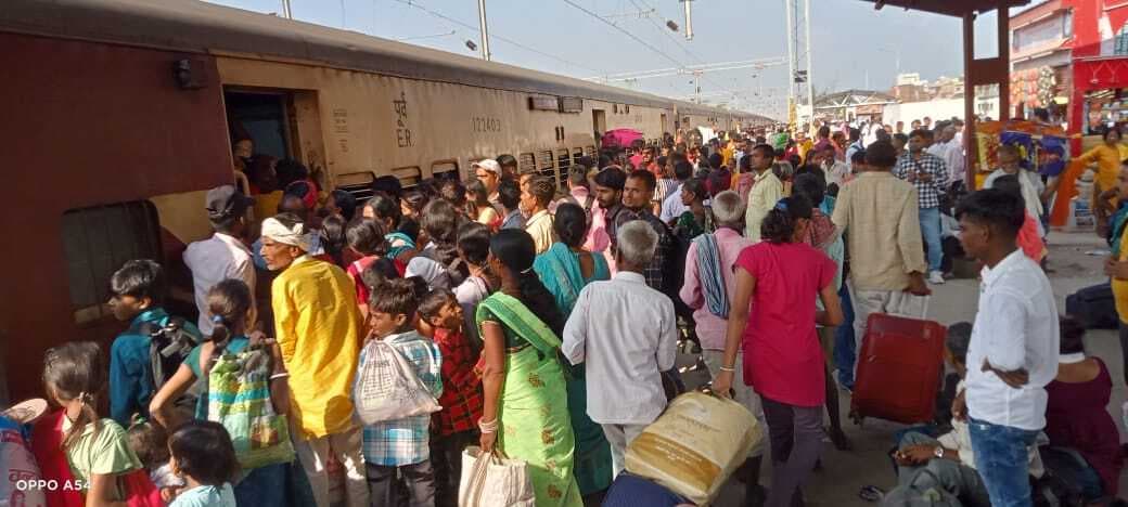 हावड़ा-गया एक्सप्रेस समेत कई ट्रेनों में बढ़ी भीड़
