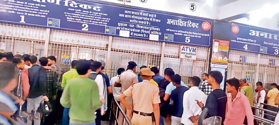 Buxar News:काम पर लौटने लगे परदेसी, ट्रेनों में बढ़ी भीड़