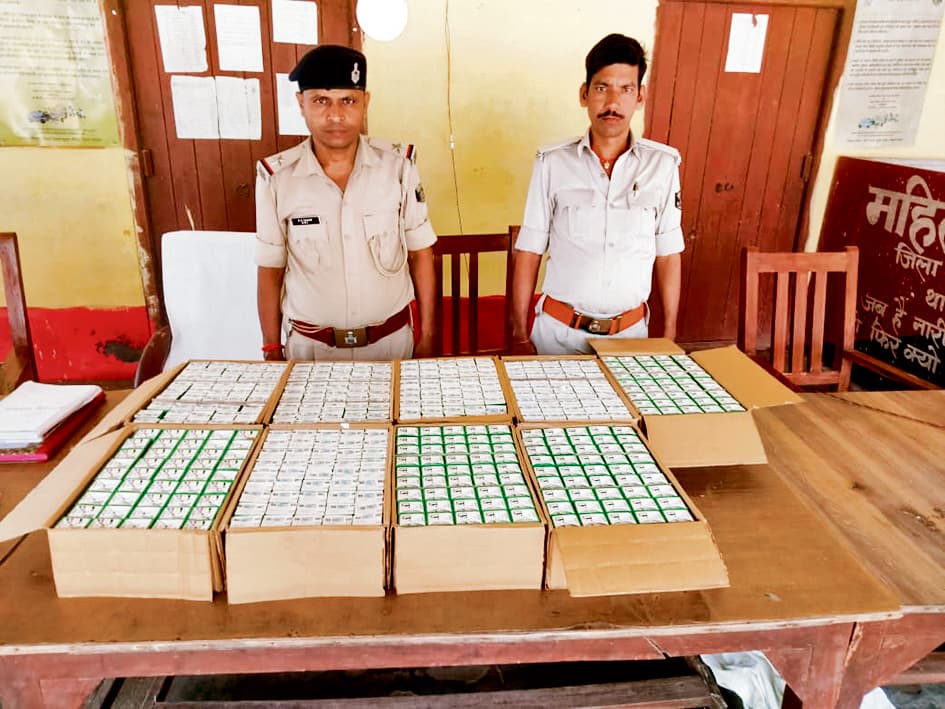 Buxar News:लाखों रुपये की शराब के साथ तस्कर गिरफ्तार, बाइक भी जब्त