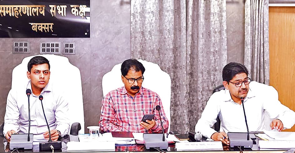 Buxar News:पहले चरण के लिए नामांकन की प्रक्रिया कल से होगी शुरू, प्रत्याशी के साथ सिर्फ प्रस्तावक को जाने की इजाजत