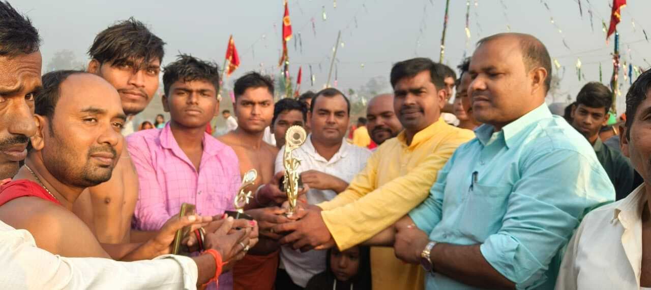 Giridih News : डबरी में तैराकी स्पर्धा का हुआ आयोजन