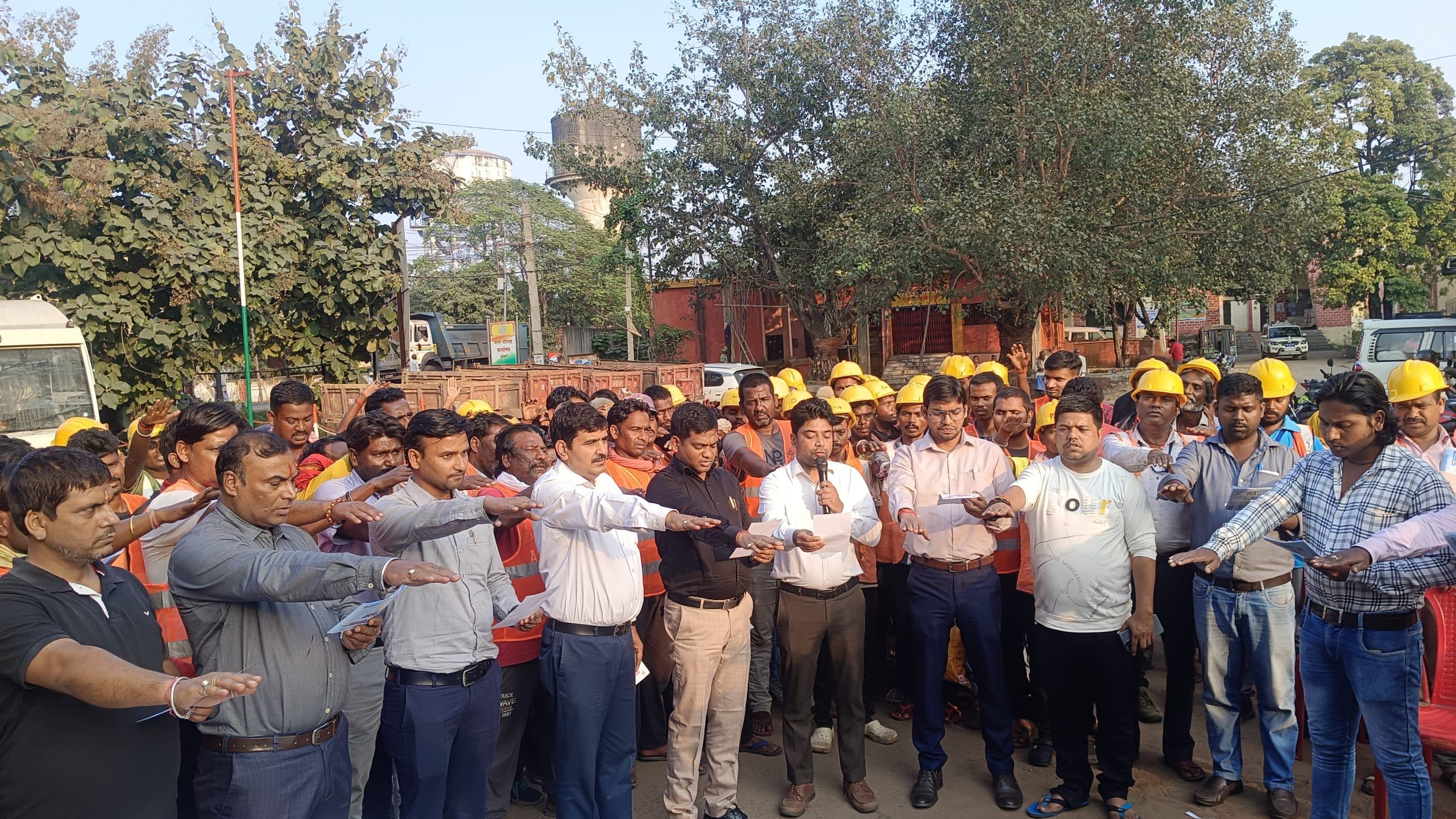 BOKARO NEWS : सफाई कर्मियों को दिलायी गयी मतदान की शपथ