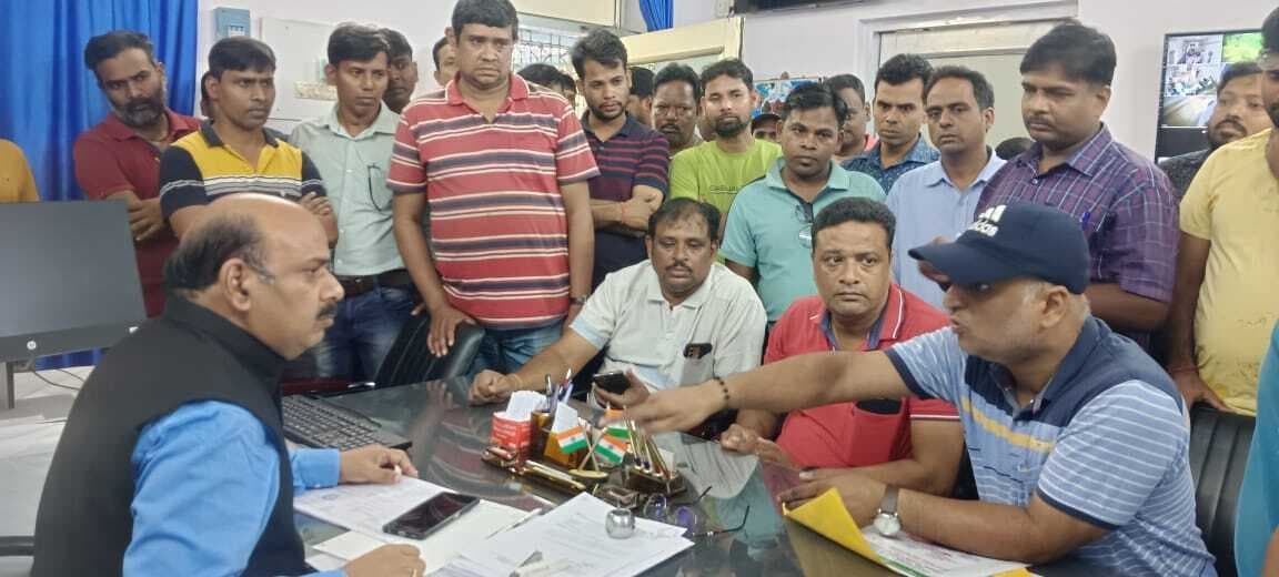 Rourkela News: लोको पायलट की बीमारी से मौत पर भड़के सहकर्मी, डॉक्टर पर लगाया लापरवाही का आरोप, तबादला की मांग