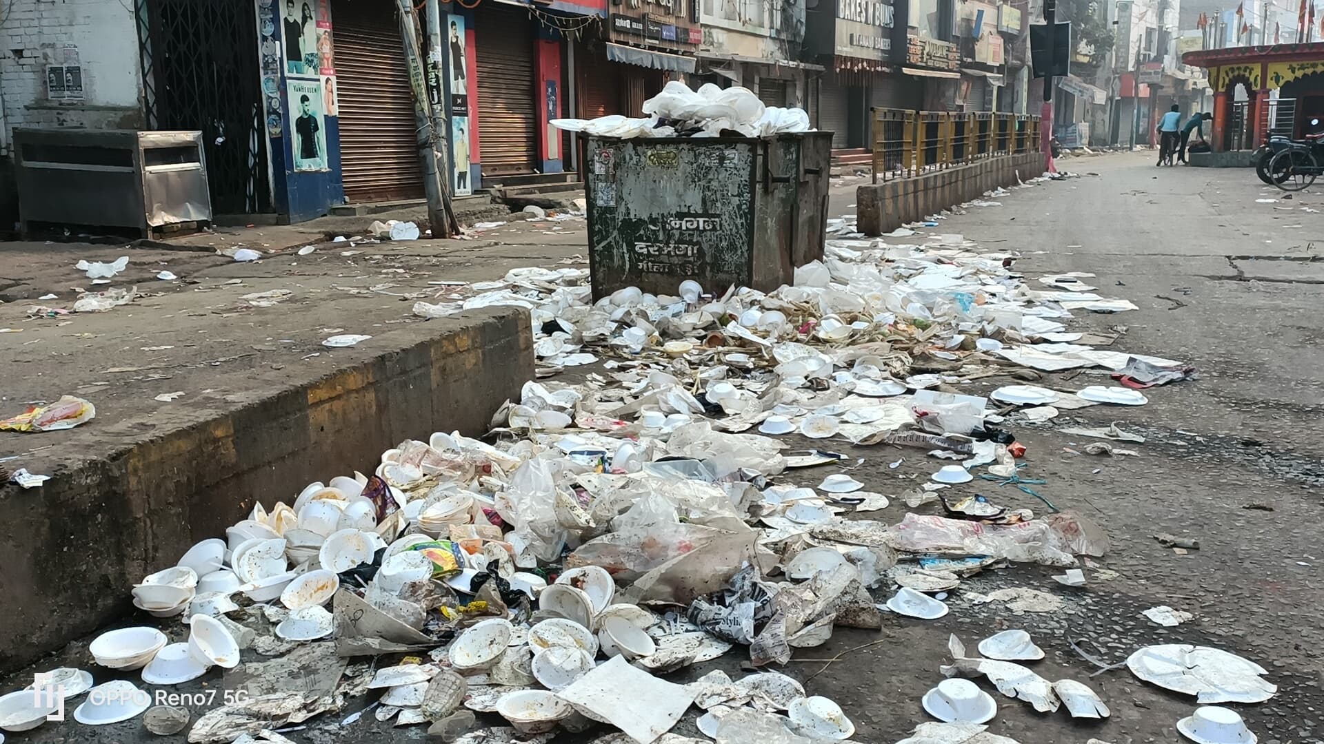 Darbhanga News: छठ के बाद कचरे से पटा शहर, चौक-चौराहे एवं मोहल्ले की स्थिति नारकीय