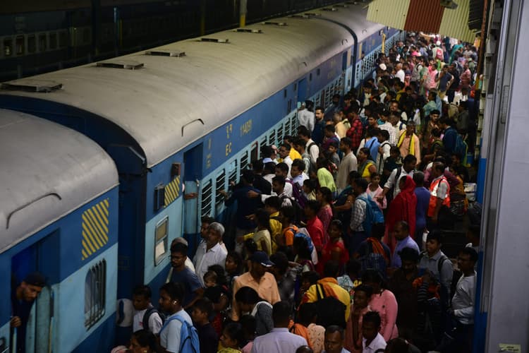 छठ बाद प्रवासियों को लौटने में छूटे पसीने