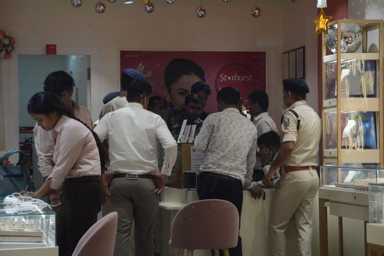 डीजीपी आवास के पास ज्वेलरी शोरूम में लूट, लाखों के गहने व कैश ले भागे