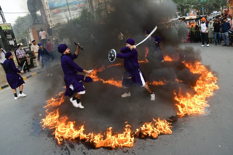 गुरु नानक देव महाराज के 556वें प्रकाश उत्सव को लेकर निकला नगर कीर्तन