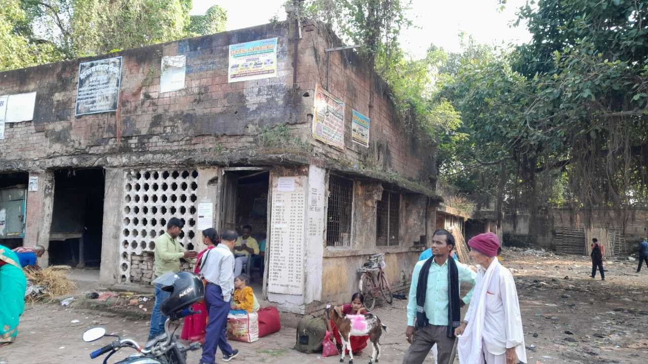 प्रतिदिन एक लाख से अधिक राजस्व देने वाला पथ परिवहन निगम का बस स्टैंड बना है भूत बंगला