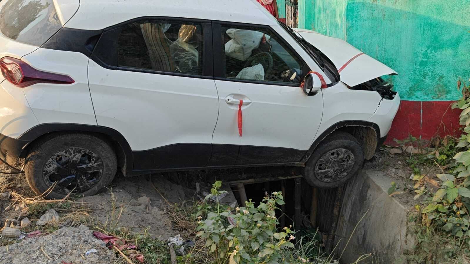 बाइक सवार को बचाने में दुर्घटनाग्रस्त हुआ कार, बाल-बाल बचे सवार