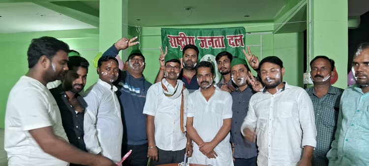 युवा राजद कार्यकर्ताओं ने तेजस्वी यादव का मनाया जन्मदिवस