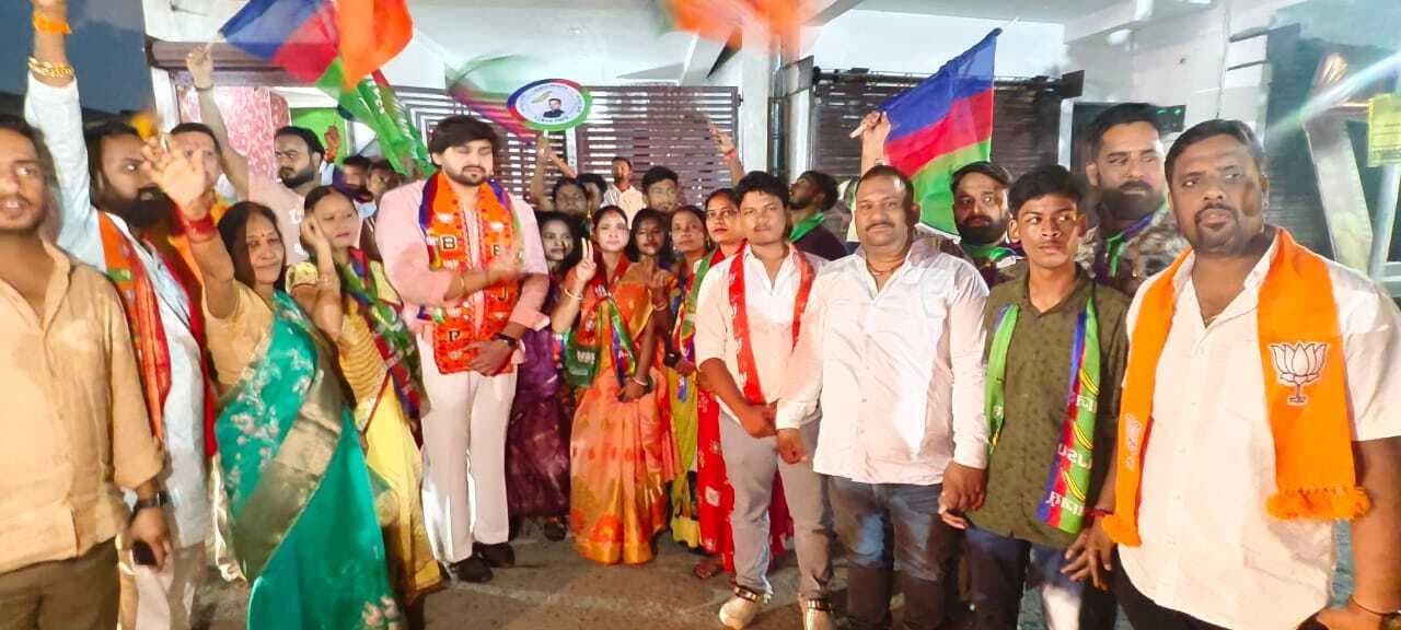 संजीव सरदार के लिए पत्नी और रामचंद्र के लिए पत्नी व पुत्र मांग रहे समर्थन