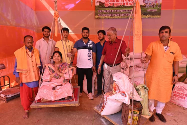 गोमाता को खिलाया चारा, दो सौ से अधिक लोगों ने किया तुला दान