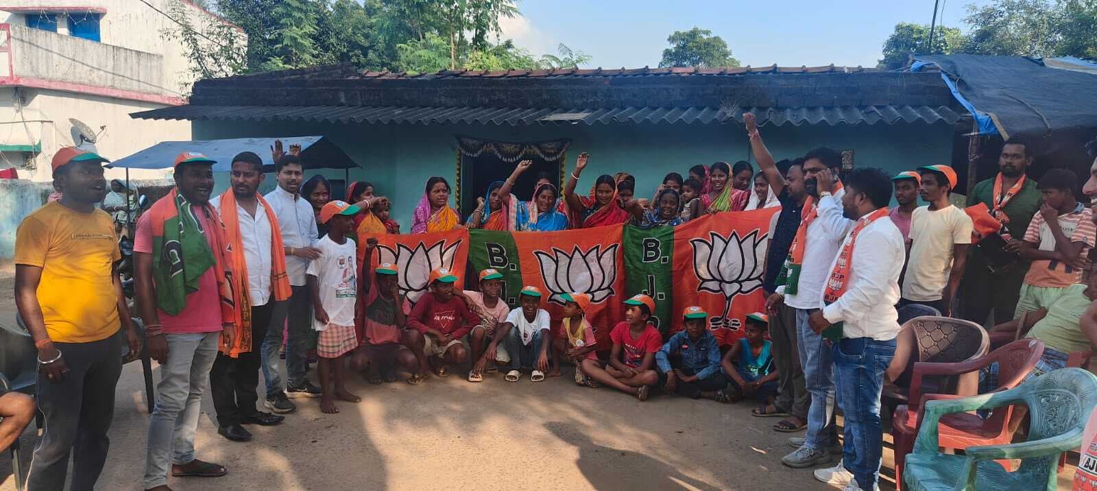 Jamshedpur News : मीरा मुंडा के लिए पति समेत परिवार के कई सदस्य चला रहे जनसंपर्क अभियान
