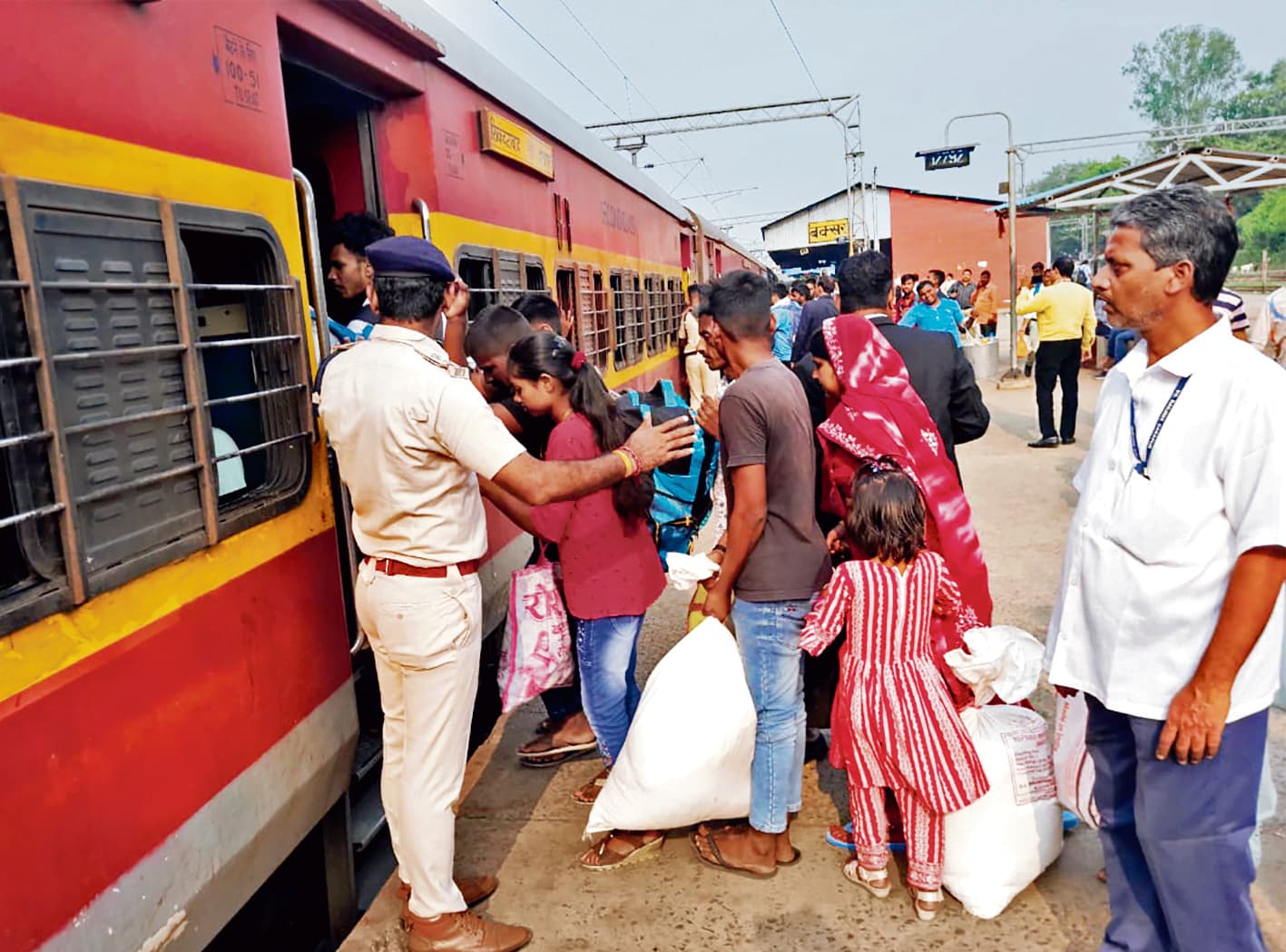 सामान्य व स्लीपर कोच में सफर करने वाले यात्रियों को ट्रेनों में चढ़ा रहे आरपीएफ जवान