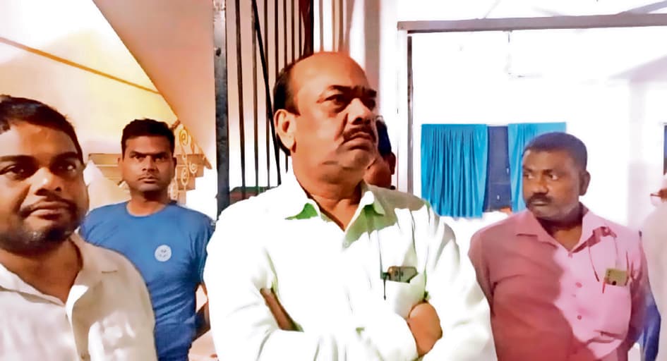 Chhapra News : गोली मारकर कपड़ा व्यापारी से दो लाख की लूट