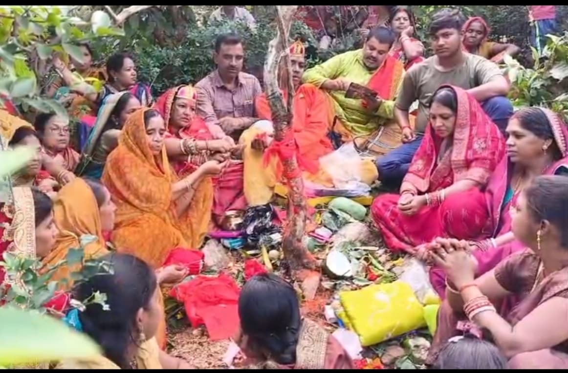 महिलाओं ने कुष्मांड के भीतर द्रव्य रखकर किया दान