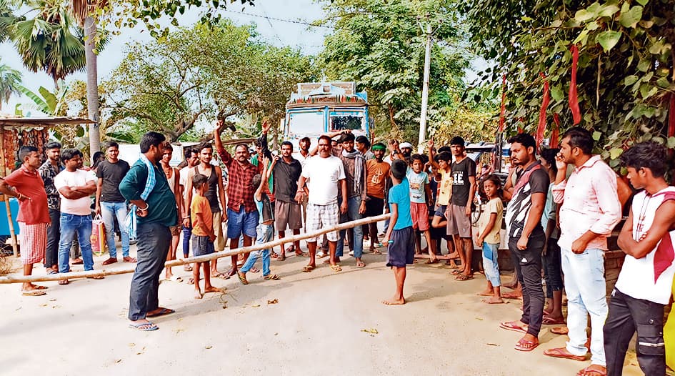 hajipur news. युवक को बेवजह पकड़ने का आरोप लगा ढ़ाई घंटे तक लोगों ने जाम रखी सड़क