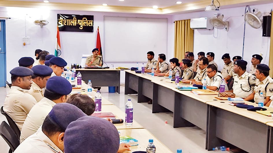 hajipur news. पांच थानाध्यक्षों व 16 आइओ को एसपी ने किया सम्मानित