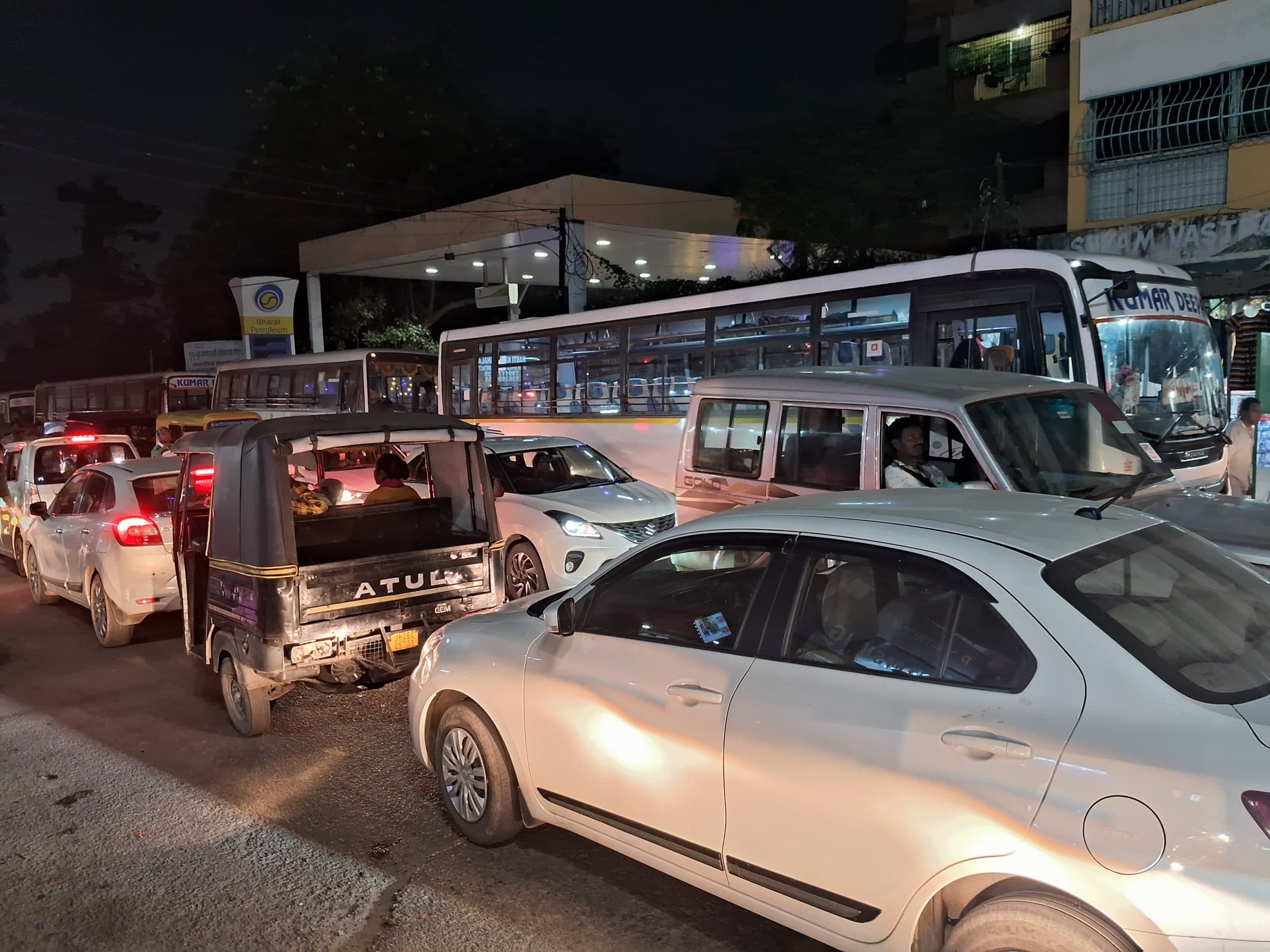 Jamshedpur News : करनडीह- सुंदरनगर रोड जाम, घंटों परेशान रहे लोग