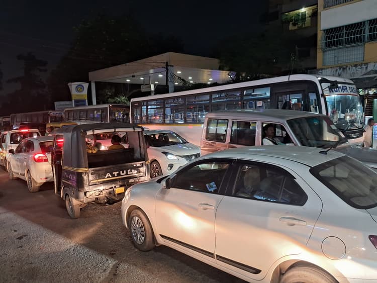 Jamshedpur News : करनडीह- सुंदरनगर रोड जाम, घंटों परेशान रहे लोग