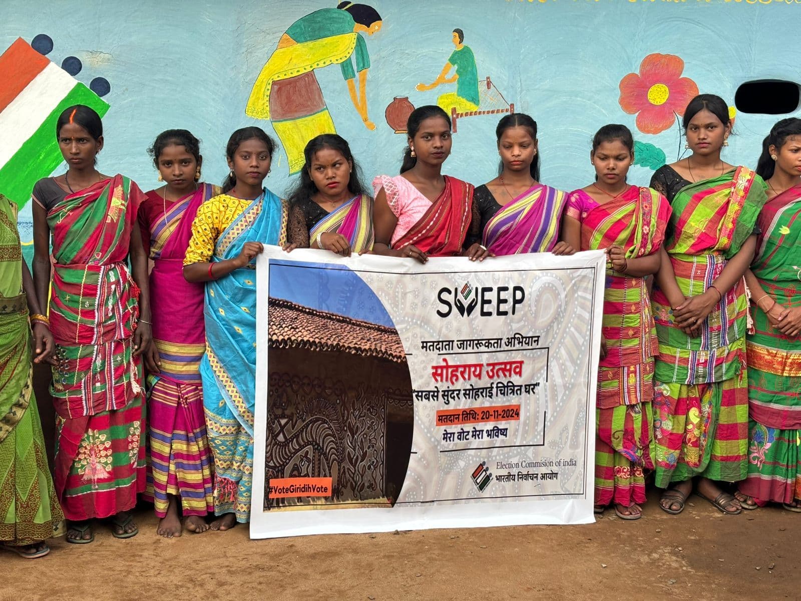 Giridih News: सोहराय पेटिंग के माध्यम से आदिवासी मतदाताओं को किया गया जागरूक