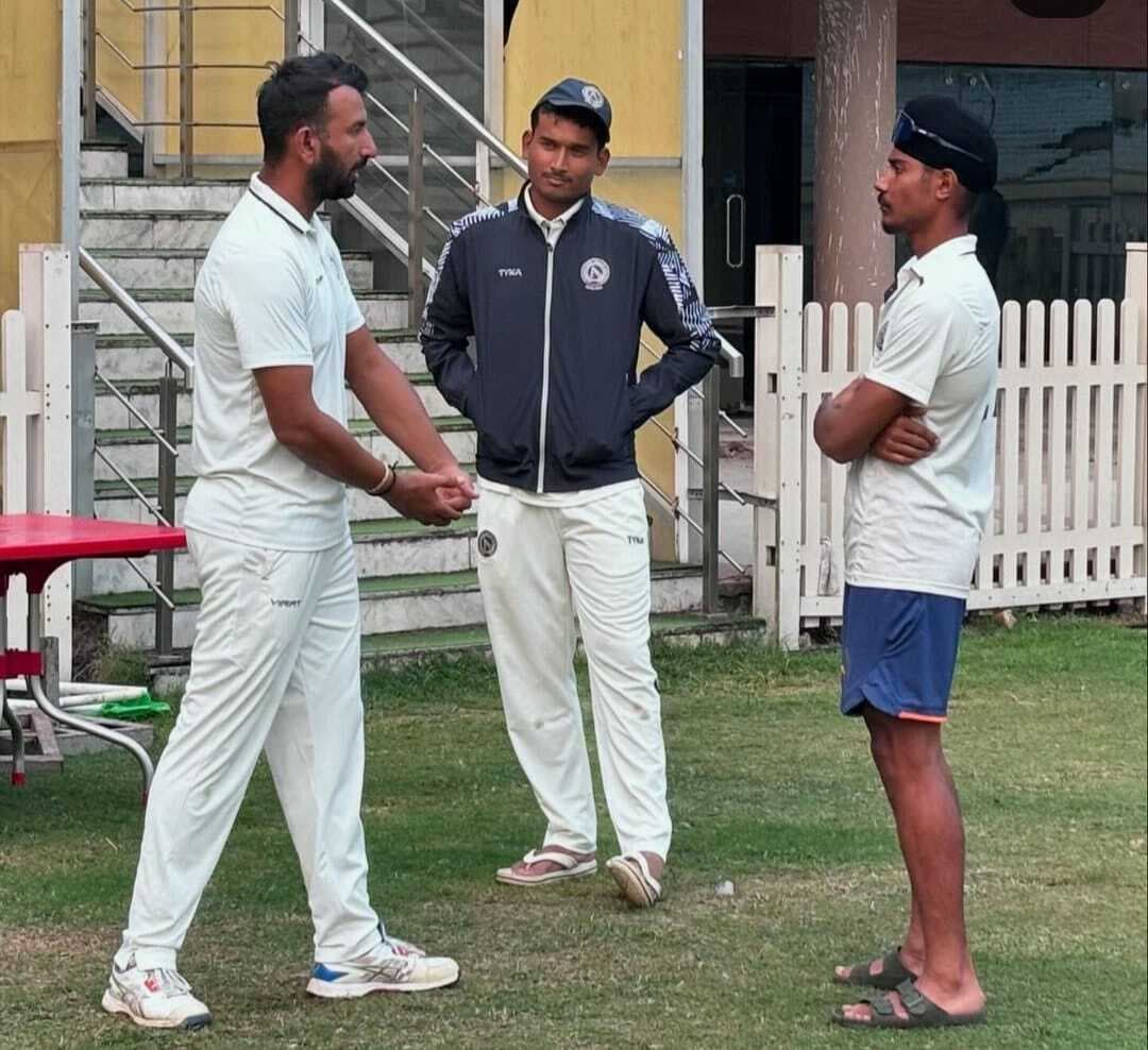 चेतेश्वर पुजारा ने शरणदीप व मनीषी को दिये टिप्स