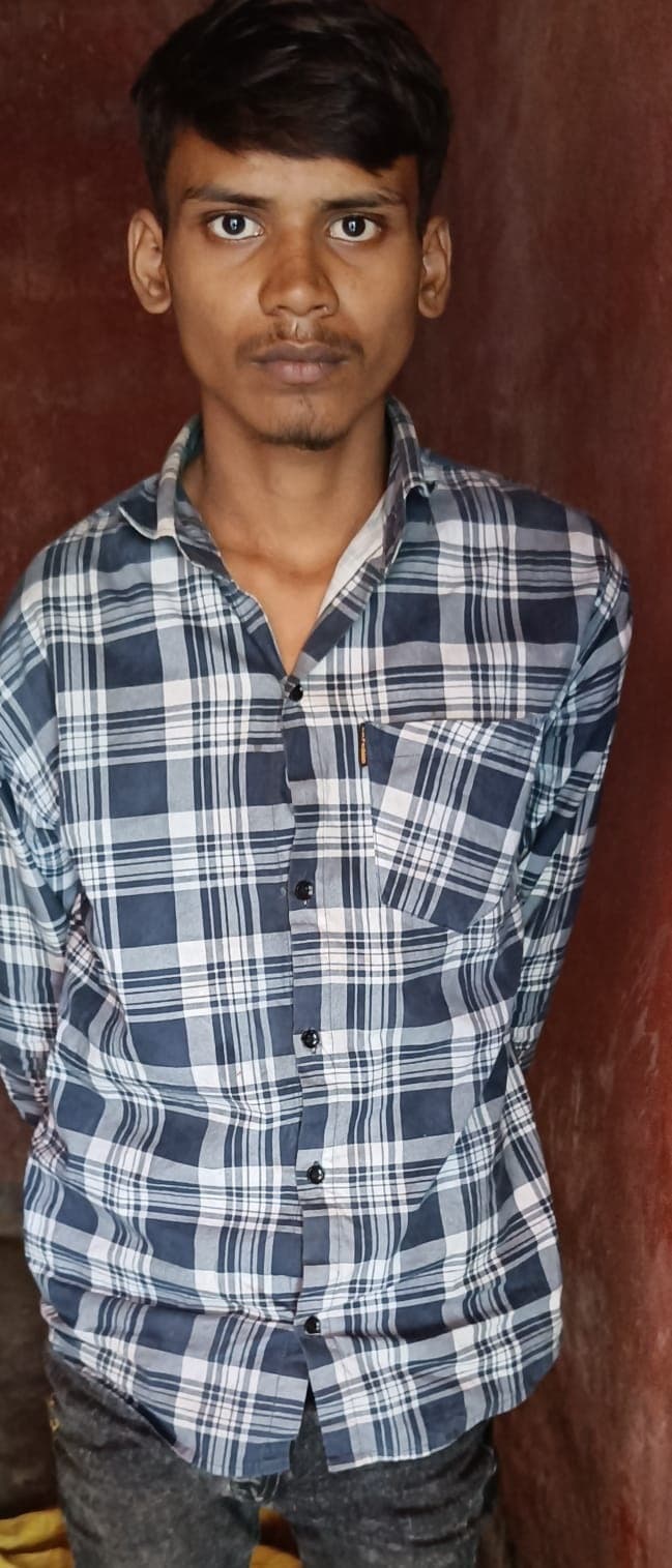 ढाका का युवक चोरी की बाइक व लोडेड देसी कट्टा के साथ धराया