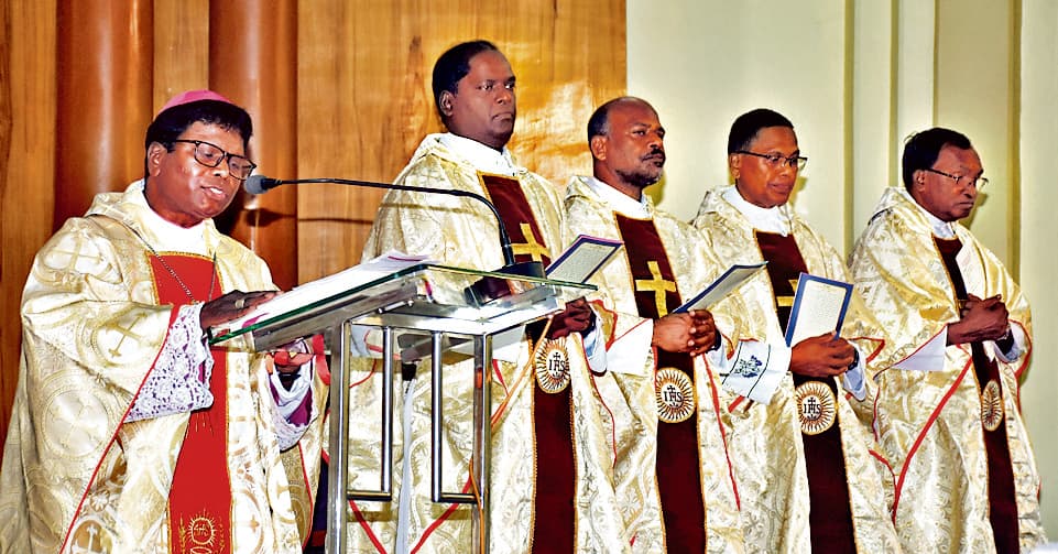 ranchi news : फादर कांस्टेंट लीवंस हमारे लिए आशीष लेकर आये : बिशप विनय