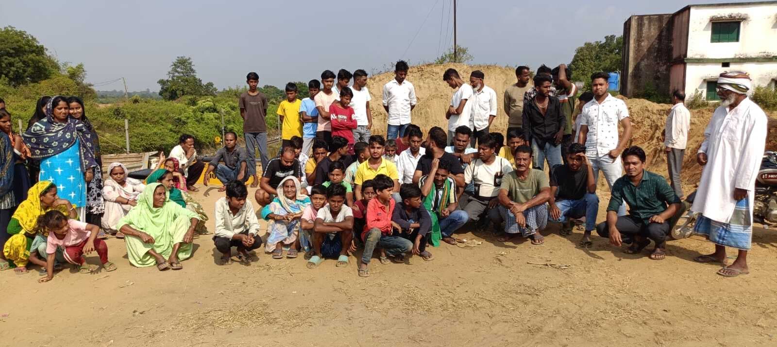 BOKARO NEWS : मुआवजे को लेकर रैयतों ने रेल लाइन का काम रोका