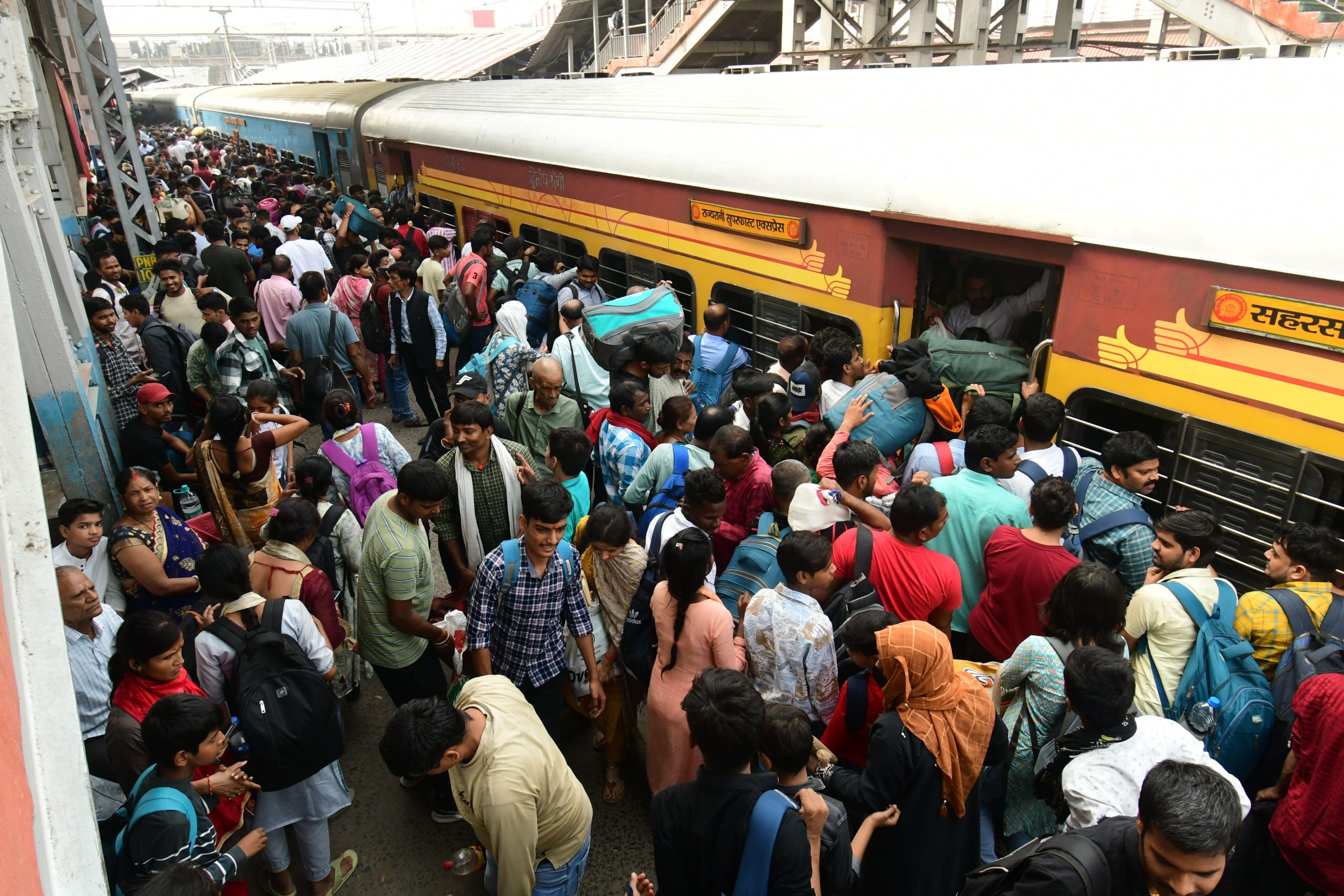 छठ के बाद लंबी दूरी सहित लोकल ट्रेनों में भी यात्रियों की उमड़ रही भारी भीड़