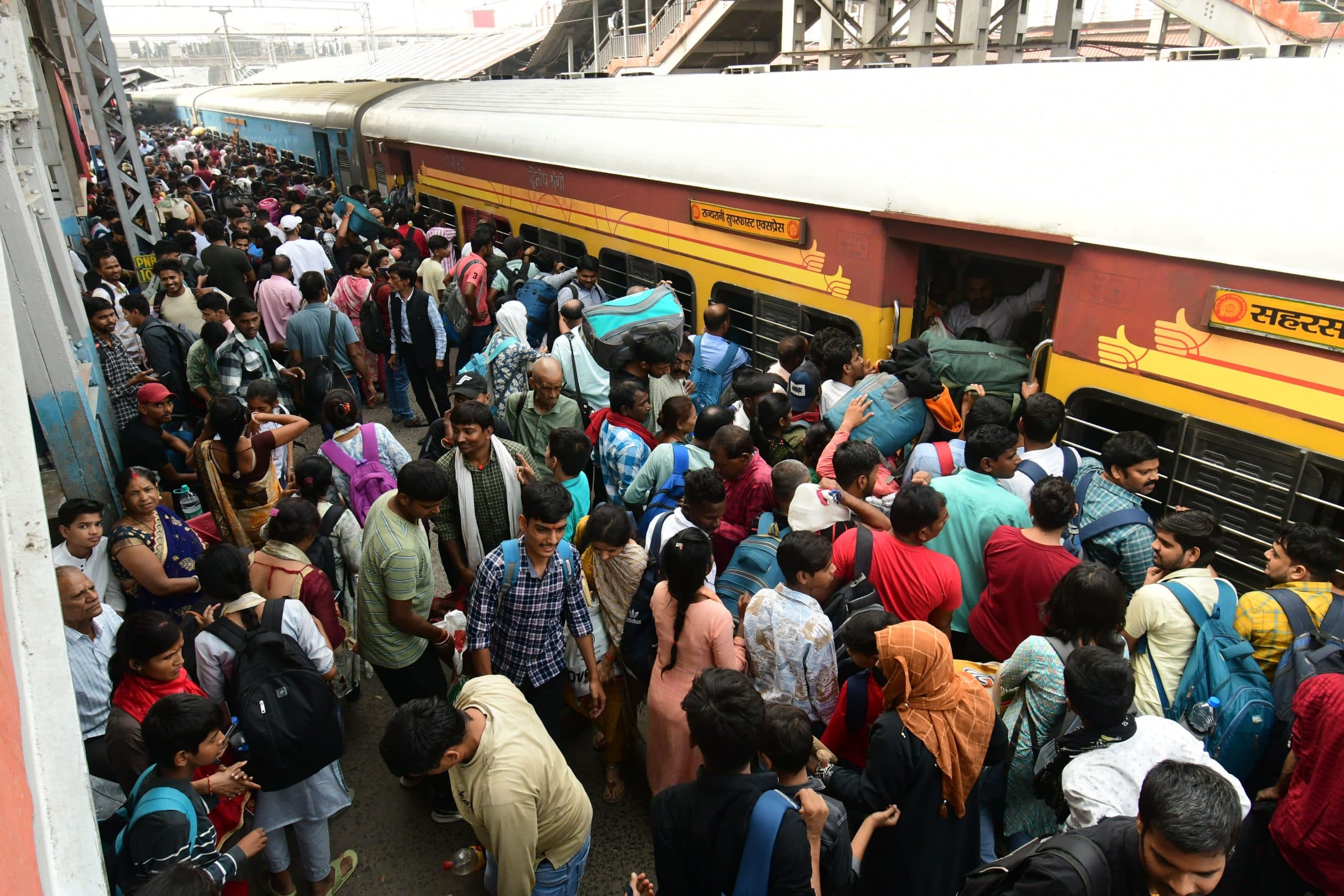 छठ के बाद लंबी दूरी सहित लोकल ट्रेनों में भी यात्रियों की उमड़ रही भारी भीड़