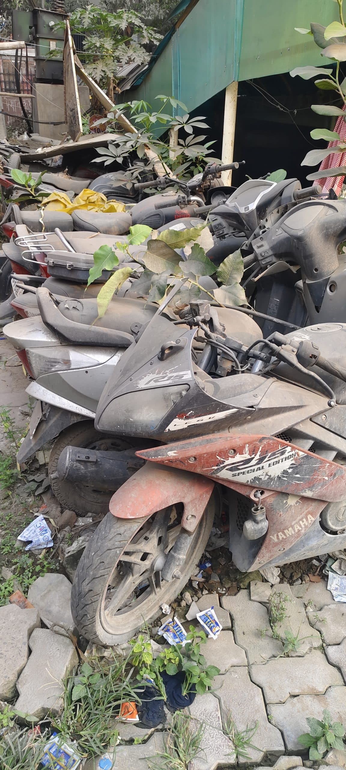 जब्त वाहनों का बना पहाड़, मीठापुर गर्दनीबाग सड़क पर हुआ अतिक्रमण