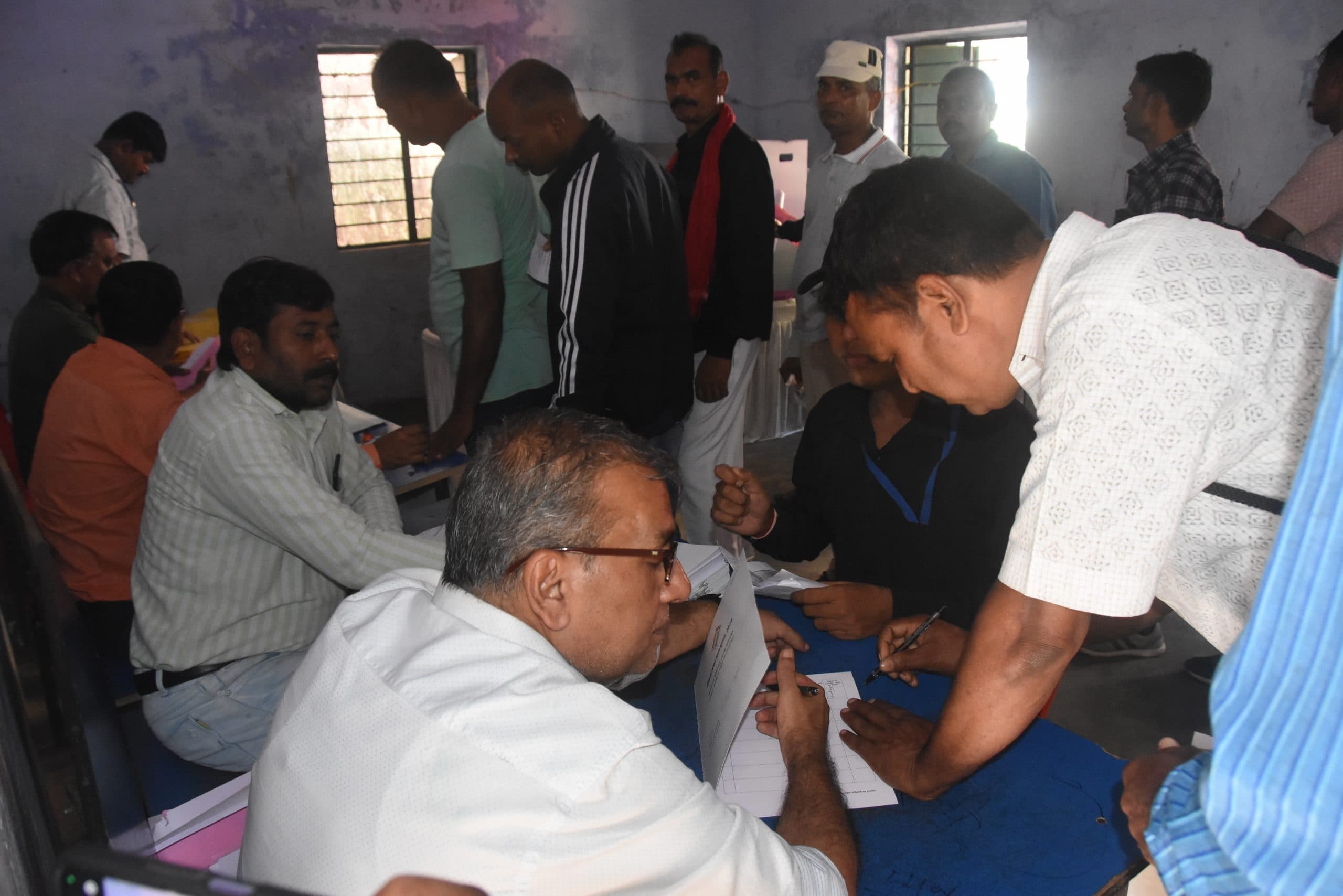 dhanbadnews: पुलिस लाइन व जिला प्रशासन के अधिकारियों ने किया पोस्टल बैलेट से मतदान