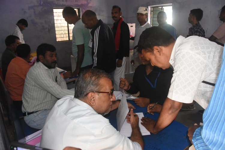 dhanbadnews: पुलिस लाइन व जिला प्रशासन के अधिकारियों ने किया पोस्टल बैलेट से मतदान