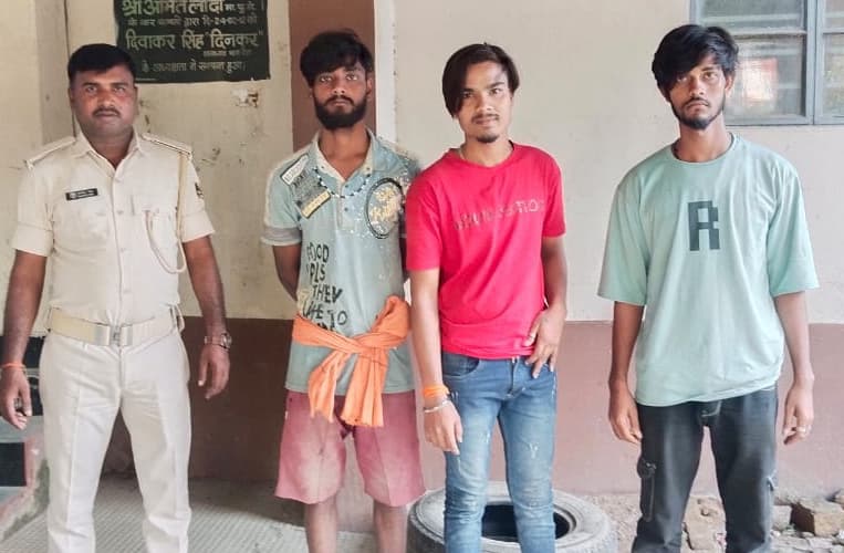 चोरी की बाइक के साथ तीन गिरफ्तार