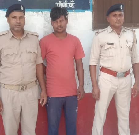 पांच लीटर देसी शराब के साथ एक गिरफ्तार