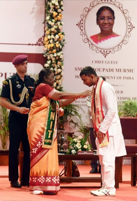 प्रियांशु कुमार ने राष्ट्रपति के हाथों गोल्ड मेडल प्राप्त कर किया नाम रौशन