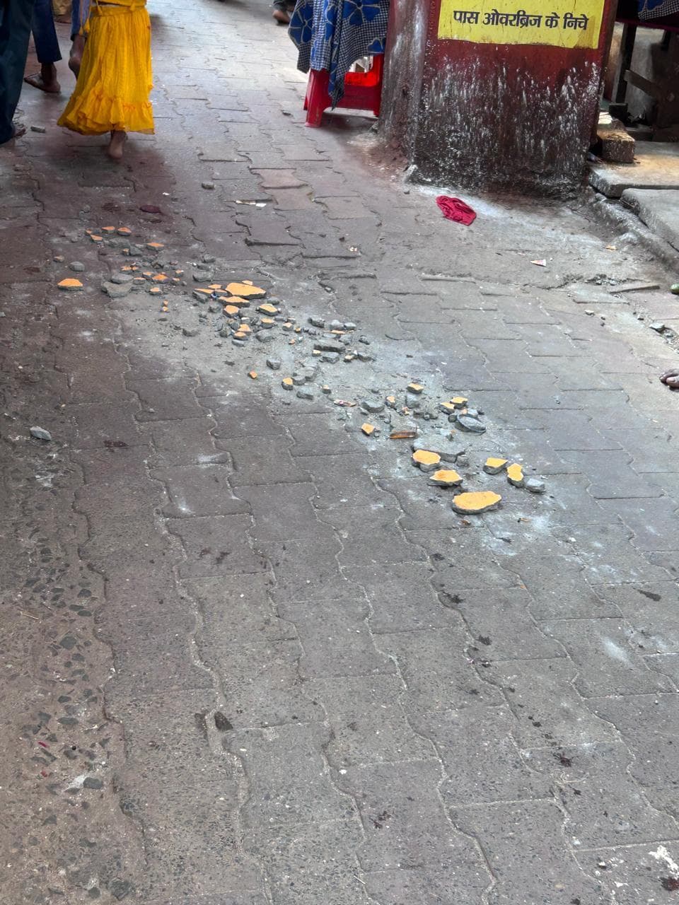 बाबा मंदिर के फुट ओवरब्रिज में दरार, मलबा गिरने से दुकानदार घायल