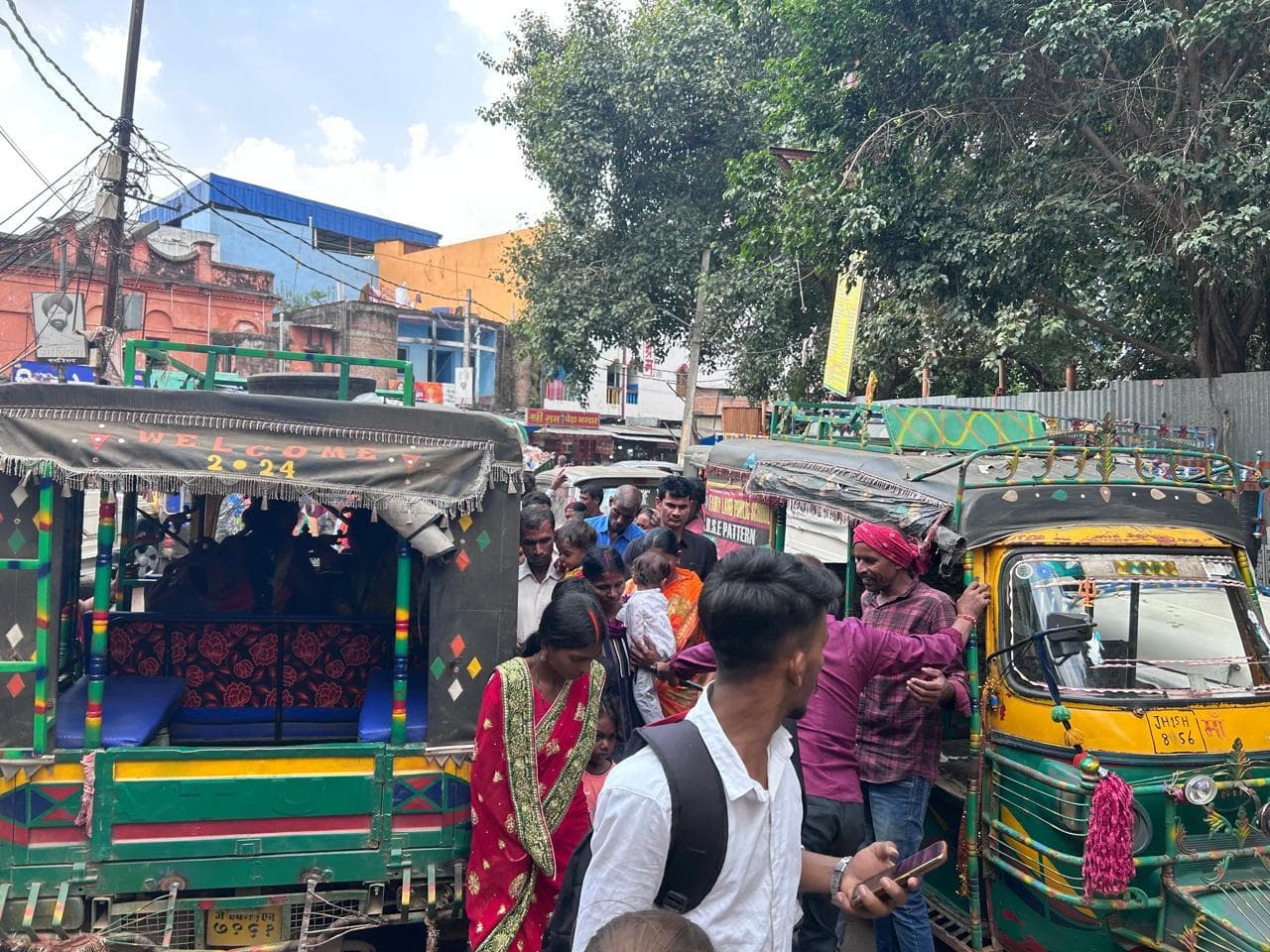 बाबा मंदिर: अनुष्ठान के लिए श्रद्धालओं की भीड़ उमड़ी, मंदिर जाने वाले रास्ते में जाम से परेशान रहे लोग