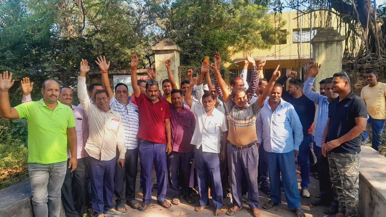 विरोध-प्रदर्शन :  कोलियरी प्रबंधन के नये नियम से नाराज ट्रक मालिकों ने नहीं कटाया लोडिंग स्लिप