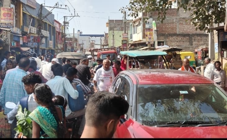 सड़क के दोनों ओर सजती हैं अवैध दुकानें, बीच से कैसे निकलेंगे वाहन