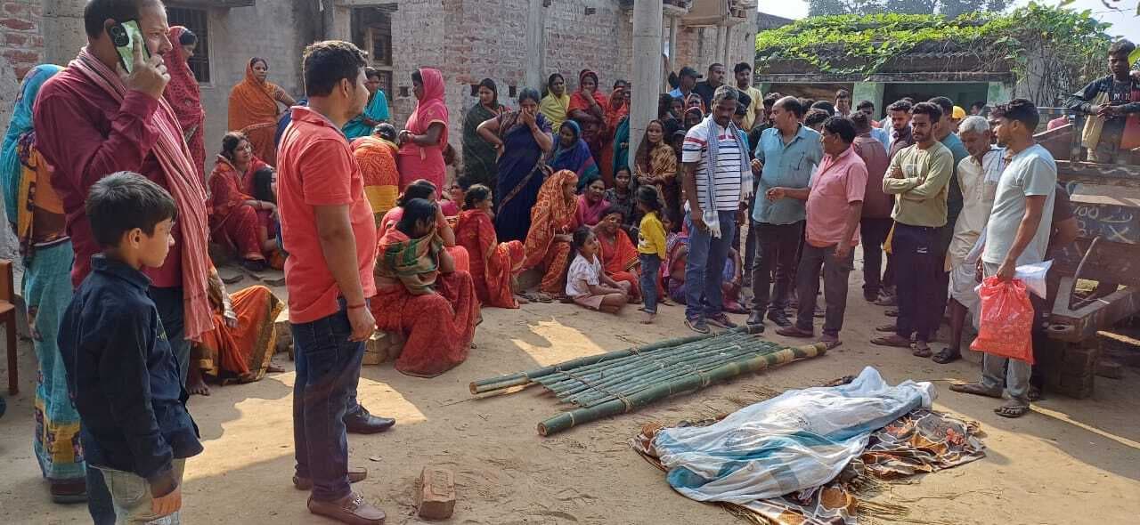 सड़क हादसे में एक ही गांव के दो युवकों की मौत, तीन की हालत गंभीर