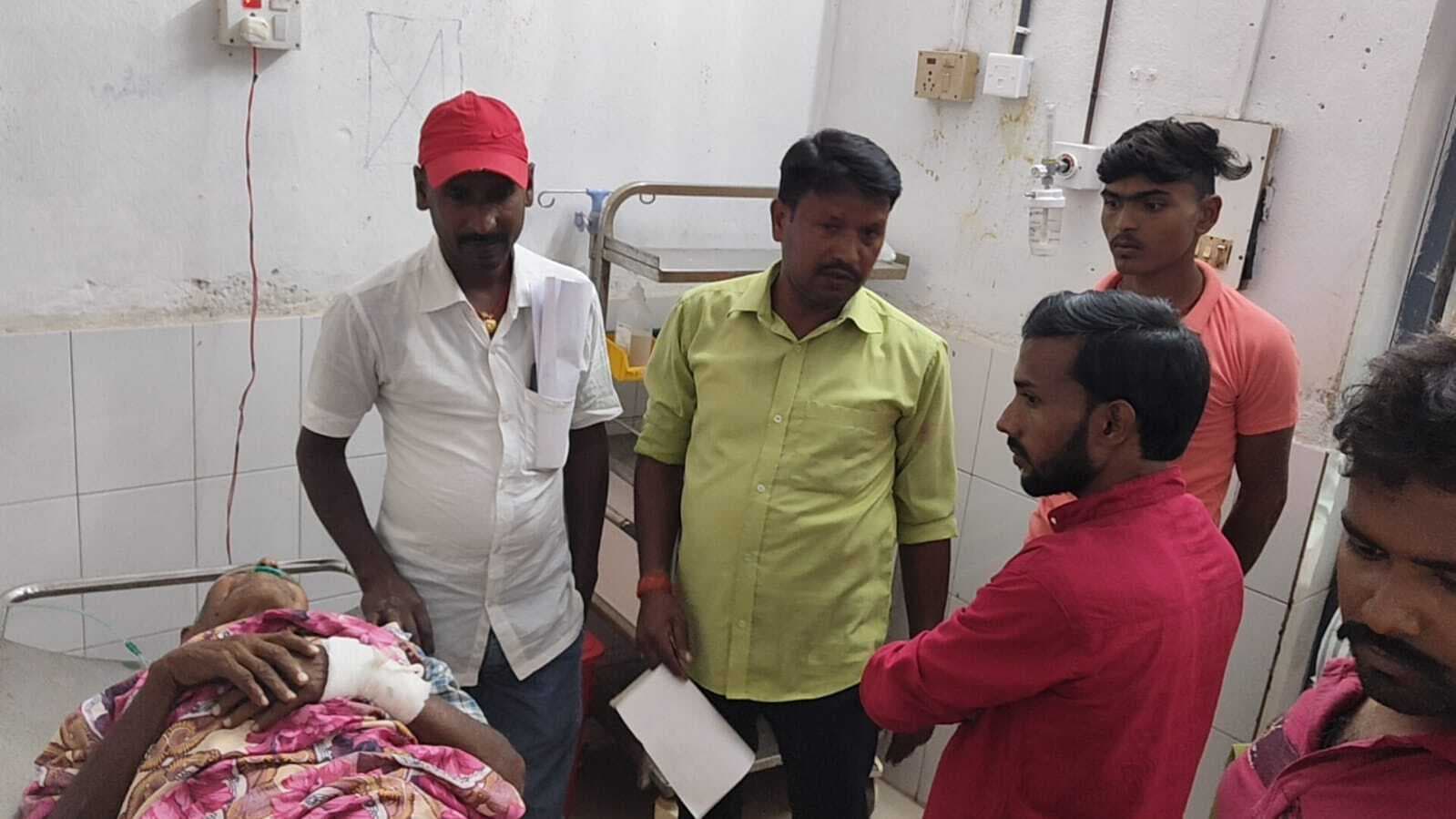 ट्रैक्टर के धक्के से बुजुर्ग घायल, रेफर