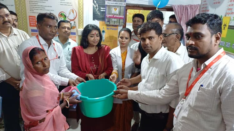 नीति आयोग की केंद्र प्रभारी ने हेल्थ एंड वैलनेस सेंटर द आंगनबाड़ी का लिया जायजा