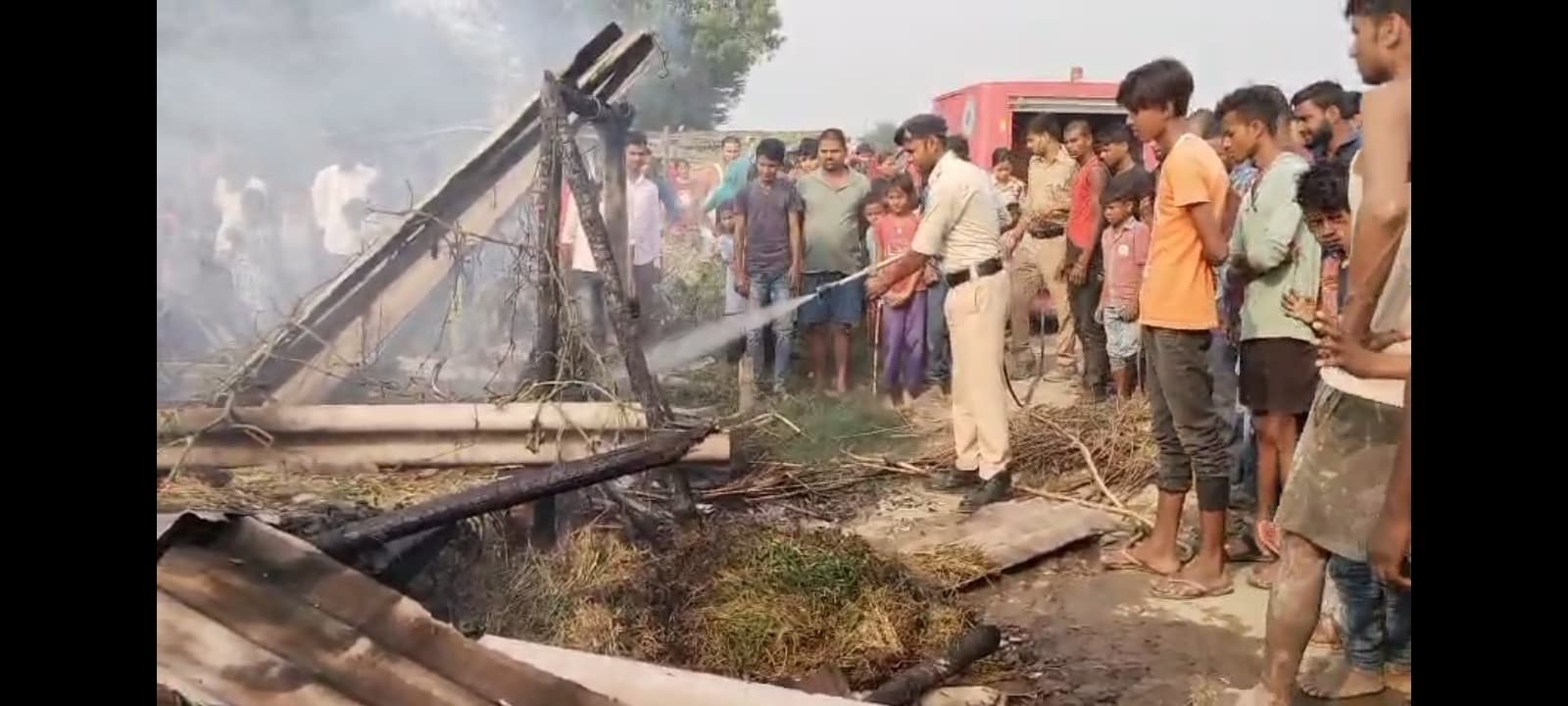 करही गांव में आग लगने से झोपड़ी जलकर खाक